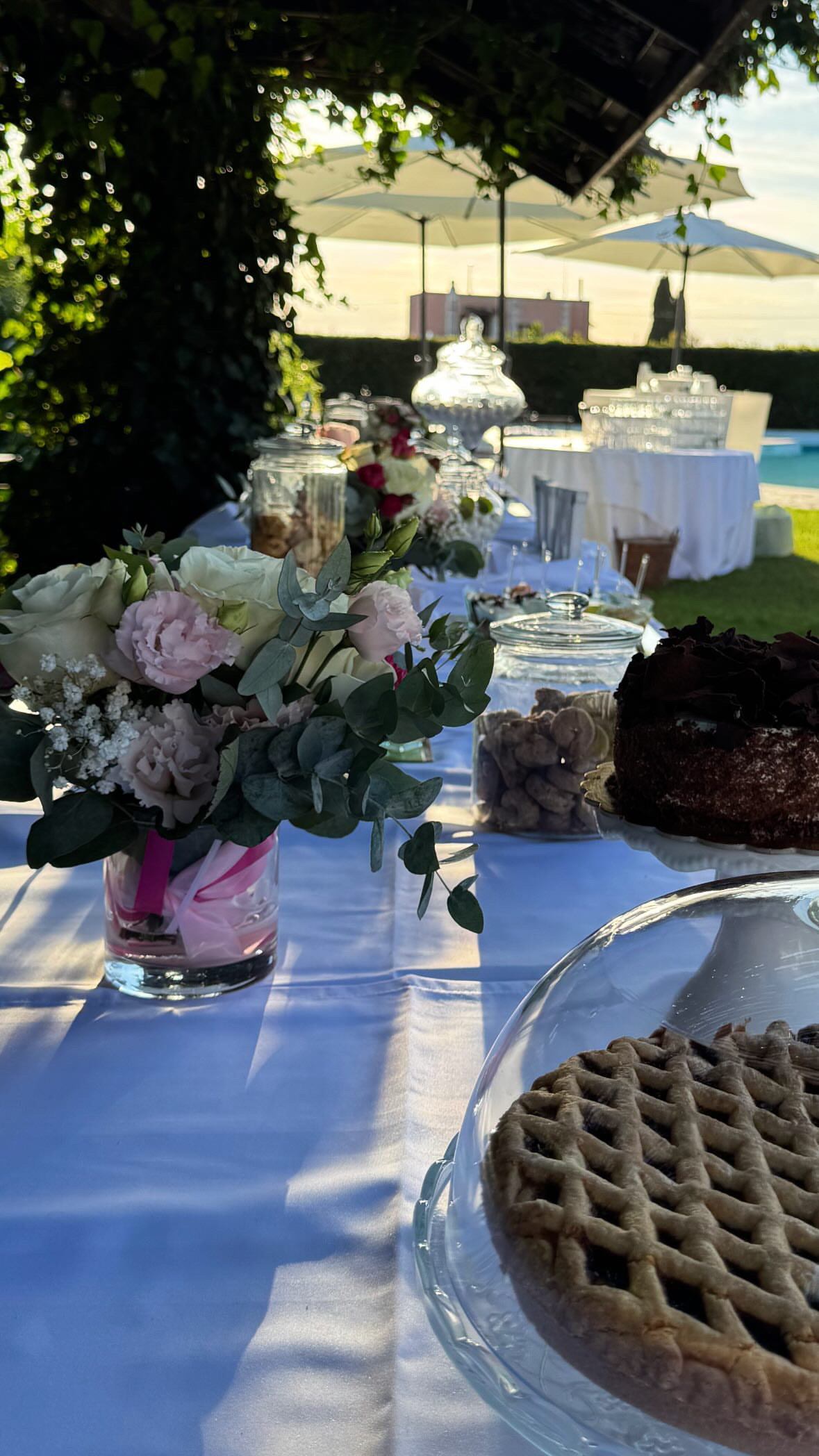 Buffet elegante allestito accanto alla piscina di Villa Ulpia