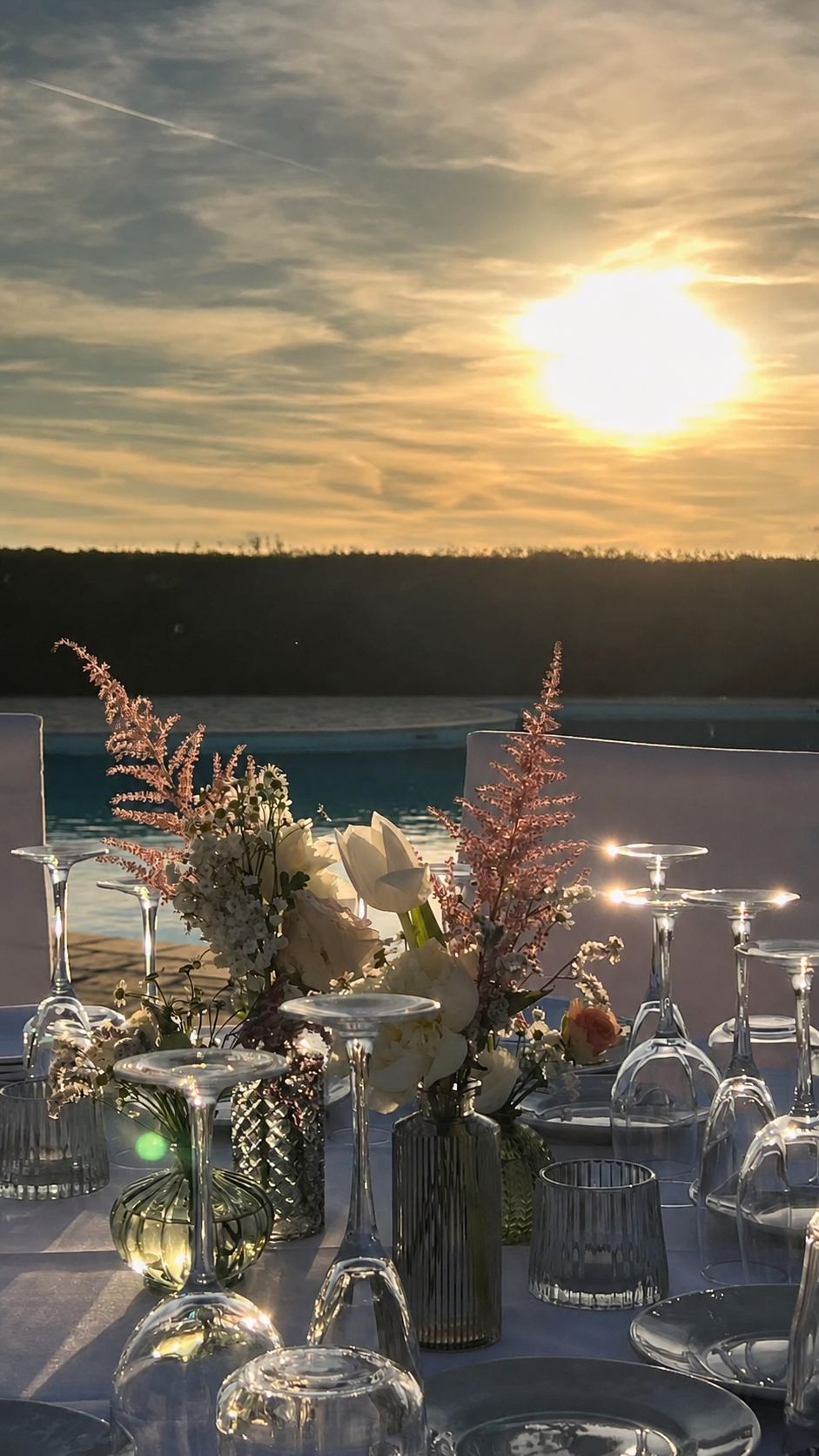 Tavola elegante a bordo piscina al tramonto a Villa Ulpia