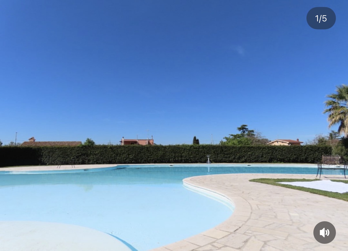 La grande piscina di Villa Ulpia