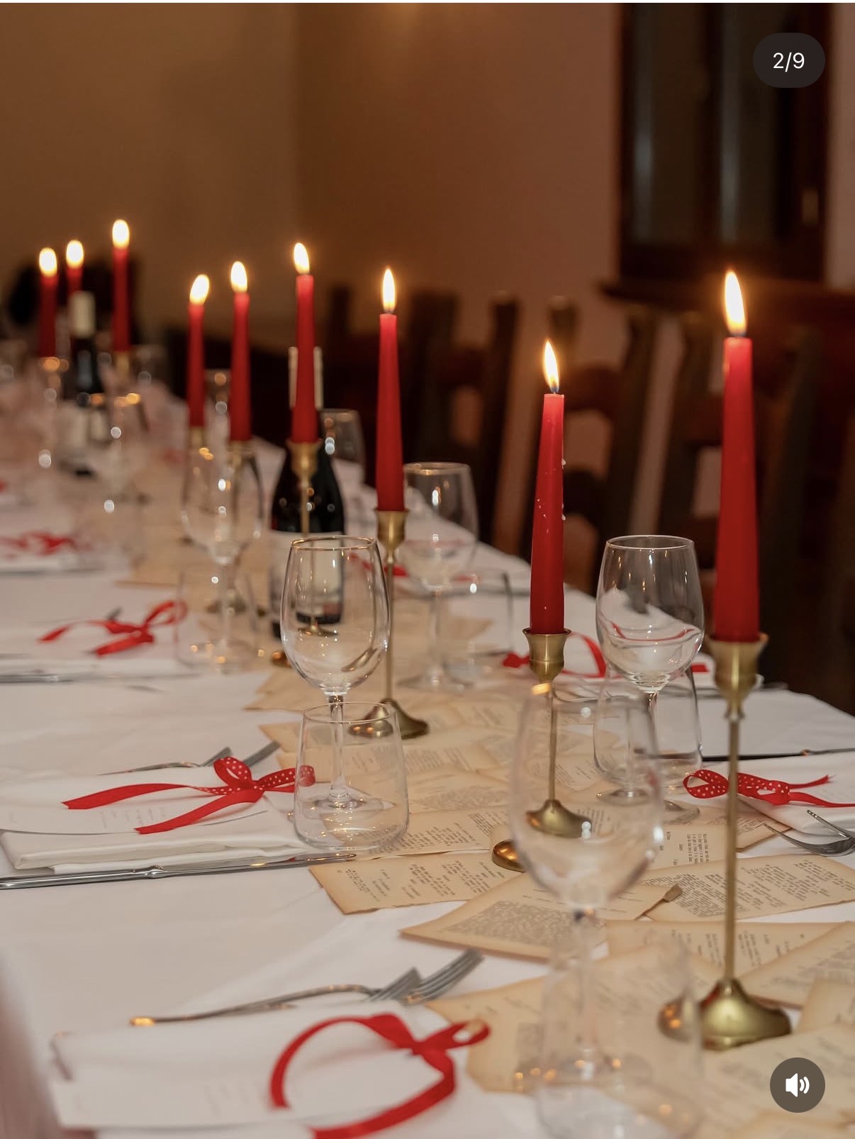 Tavola elegante illuminata da candele rosse per un evento a Villa Ulpia